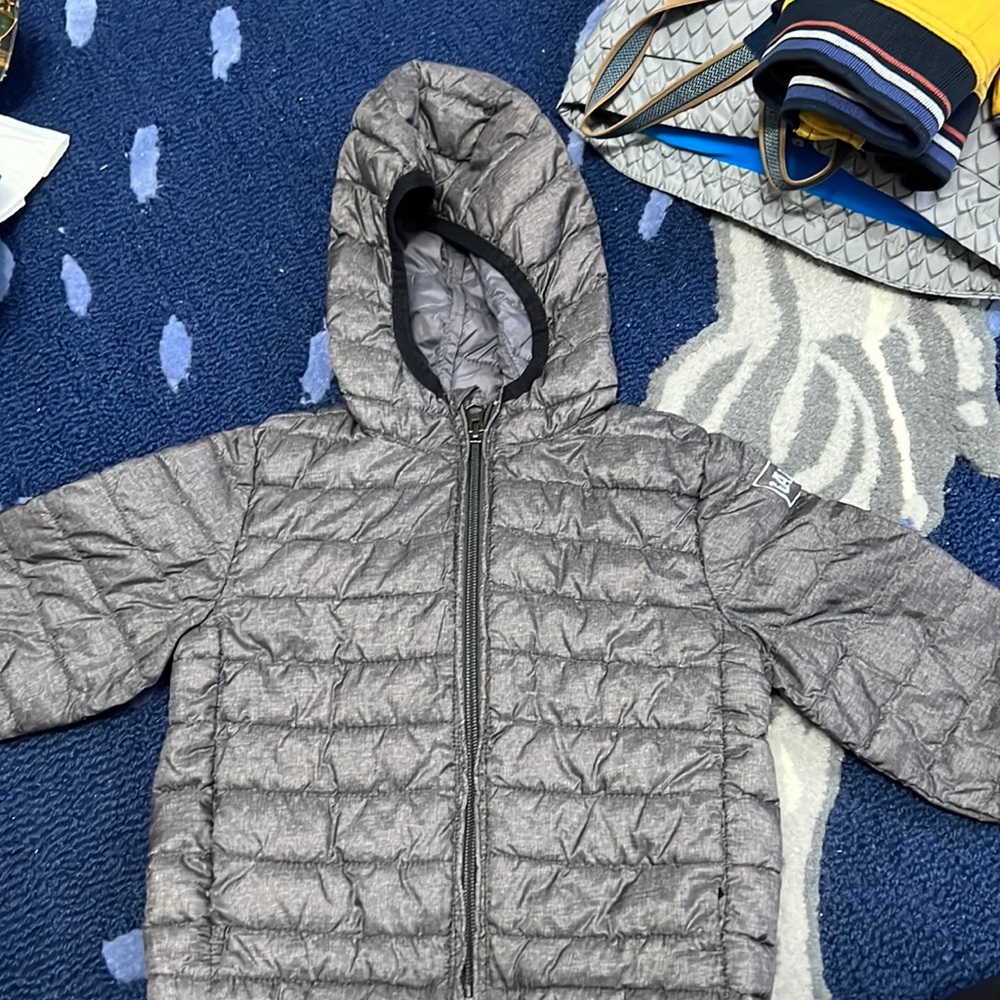Great condition gap thin puffer coat in size 12 to 18 months